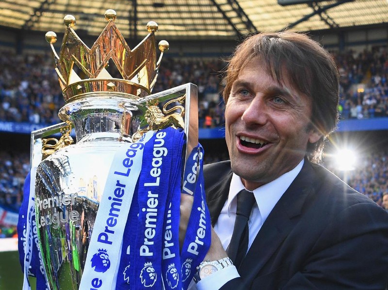 LONDON, ENGLAND - MAY 21: Antonio Conte, Manager of Chelsea poses with the Premier League Trophy after the Premier League match between Chelsea and Sunderland at Stamford Bridge on May 21, 2017 in London, England. (Photo by Michael Regan/Getty Images)
