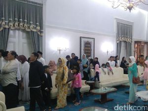 Aher dan Deddy Mizwar Terima Warga di Gedung Pakuan Aher dan Deddy Mizwar Terima Warga di Gedung Pakuan
