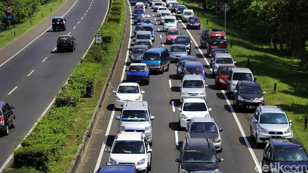 Pemudik Lokal Padati Exit Tol Cileunyi