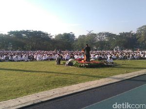 Jadi Khatib Salat Id, Gubernur Jabar Ingatkan Warga Soal Kebhinekaan Jadi Khatib Salat Id, Gubernur Jabar Ingatkan Warga Soal Kebhinekaan