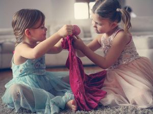 Kata Psikolog Ketika Anak Pamer Baju Lebaran ke Teman-temannya