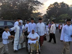 Bersarung, Anies Tunaikan Salat Id di Masjid Al Izhar