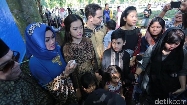Gaya Lebaran Selebriti, Keluarga Ziarah ke Makam Jupe