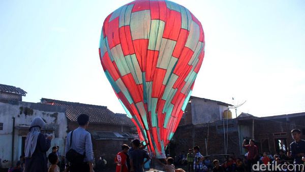 Ngapungkeun Balon Sambut Idul Fitri di Garut