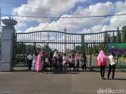 Monas Tutup, Warga Tetap Asyik Berfoto dari Balik Gerbang