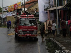 Personel Diskar Bersihkan Tumpahan Solar di Jalur Nagreg