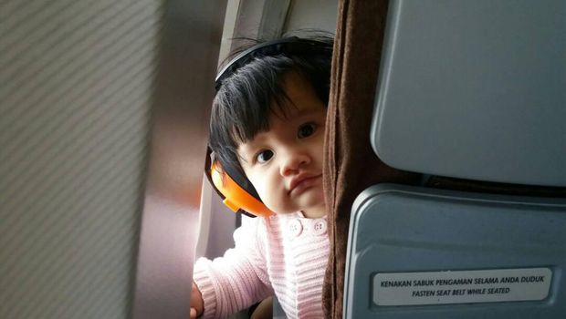 ilustrasi bayi naik pesawat