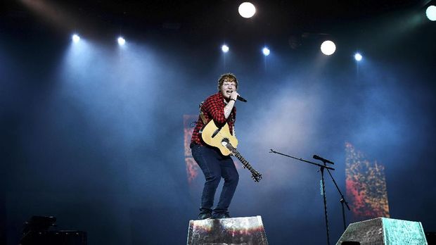 Ed Sheeran batal konser di St. Louis karena ada demo yang berujung ricuh.