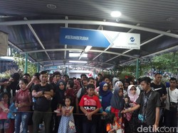 Pengunjung Ragunan Pulang, Halte TransJ Disesaki Penumpang