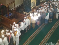 Usai Salat Id, Jemaah Masjid di Cipinang Muara Gelar Halal bi Halal