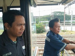 Cerita Mereka yang Rela Tak Mudik demi Jaga Pelintasan Kereta