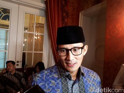Sandiaga Jenguk Mantan Gubernur DKI Soerjadi Soedirdja