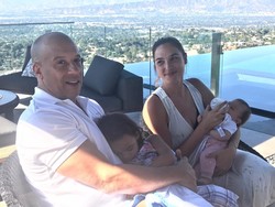 Viral, Foto Gal Gadot dan Vin Diesel Mengasuh Anak Bersama