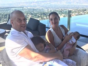 Viral, Foto Gal Gadot dan Vin Diesel Mengasuh Anak Bersama Viral, Foto Gal Gadot dan Vin Diesel Mengasuh Anak Bersama