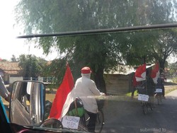 Seru! Keluarga Ini Mudik Pakai Sepeda dan Bawa Bendera Merah Putih