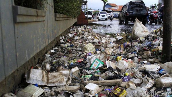 Penampakan Sampah yang Sumbat Saluran Air di Majalaya Bandung