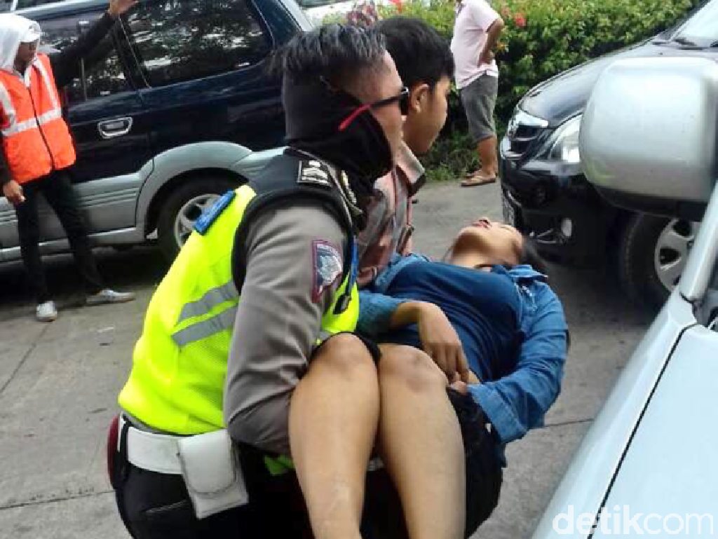 Pingsan di Tol Cikarang, Seorang Pemudik Dievakuasi Polisi ke RS