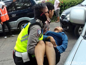 Pingsan di Tol Cikarang, Seorang Pemudik Dievakuasi Polisi ke RS Pingsan di Tol Cikarang, Seorang Pemudik Dievakuasi Polisi ke RS