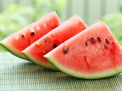 Uniknya What-A-Melon, Es Krim Semangka yang Disajikan di Tengah Semangka Segar