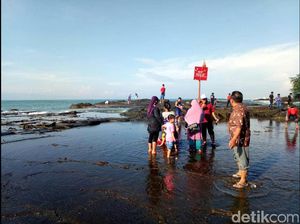 Libur Lebaran, Warga Padati Pantai Palabuhanratu Sukabumi