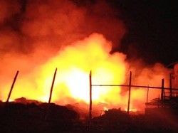 Gudang Penuh Plastik Terbakar, Diduga Penyebabnya Kembang Api