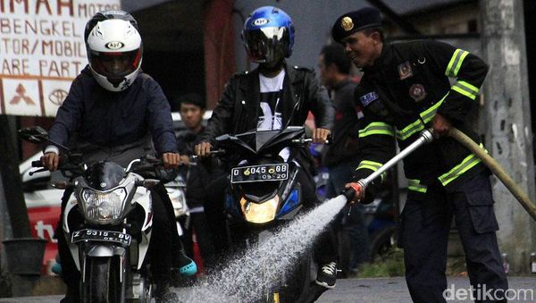 Aksi Petugas Diskar Bersihkan Tumpahan Solar di Nagreg