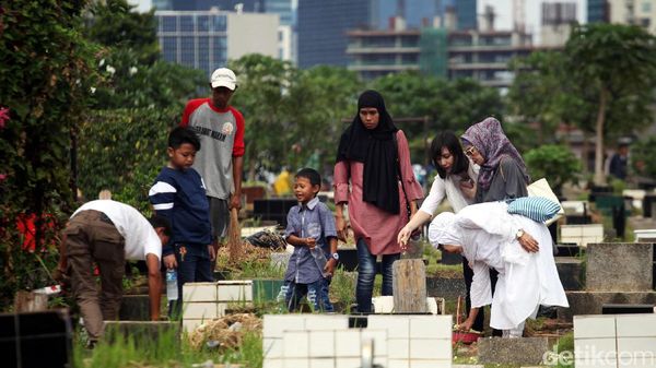 Hari Kedua Lebaran, TPU Karet Bivak Dipadati Peziarah