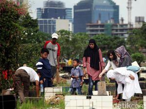 Hari Kedua Lebaran, TPU Karet Bivak Dipadati Peziarah