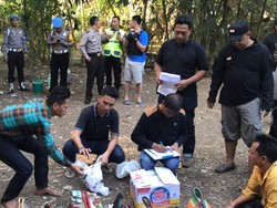 Tim Anti Bandit Gerebek Arena Sabung Ayam di Cirebon