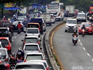 Jalur Nagreg Merayap di Hari Kedua Lebaran Jalur Nagreg Merayap di Hari Kedua Lebaran