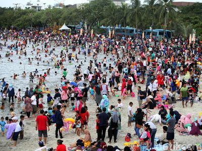 Pengunjung Ancol Membludak