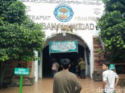 Libur Lebaran, Warga Berziarah ke Makam Mbah Priuk