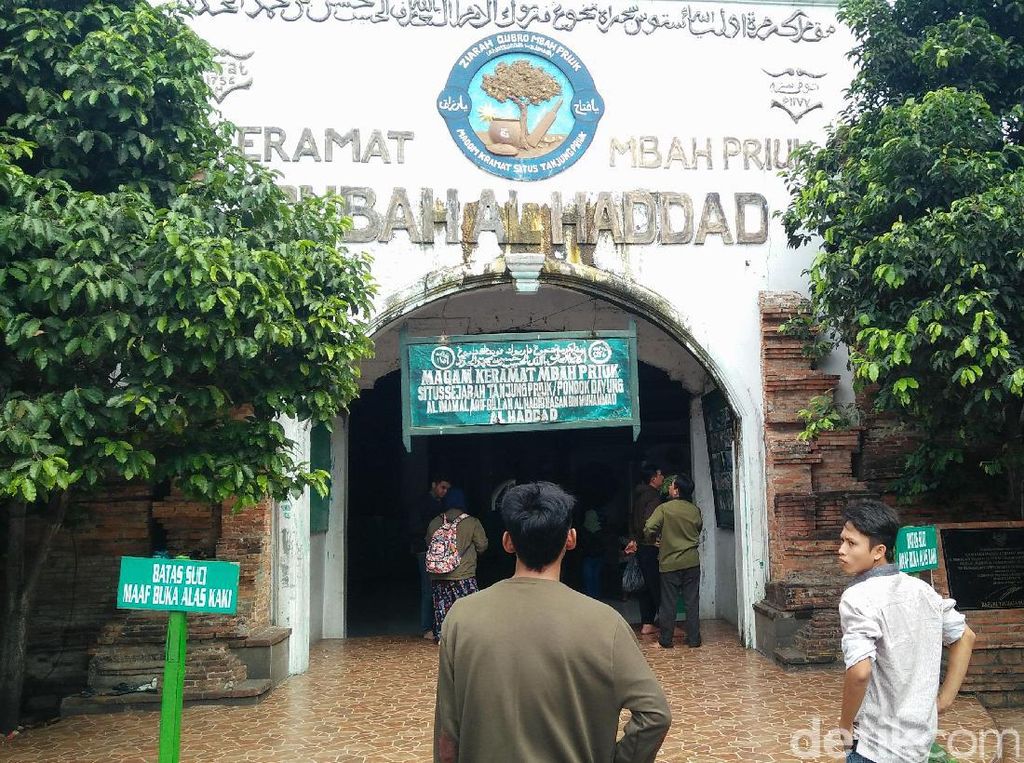 Libur Lebaran, Warga Berziarah ke Makam Mbah Priuk Libur Lebaran, Warga Berziarah ke Makam Mbah Priuk