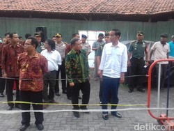 Jokowi Bagikan Ribuan Paket Sembako untuk Warga Solo