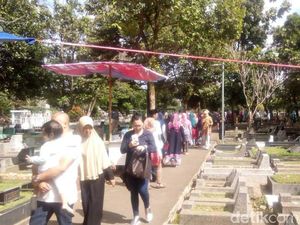 Momen Lebaran, TPU Sirnaraga Bandung Ramai Peziarah