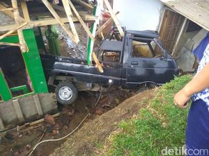 Mobil Bak Terjun Timpa Rumah di Tasikmalaya, 20 Orang Luka