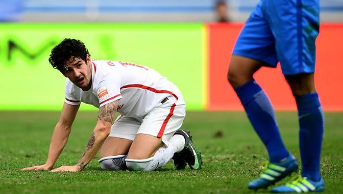 Alexandre Pato (L) of Tianjin Quanjian reacts during the Chinese Super League match against Guangzhou R&F in Guangzhou, south Chinas Guangdong province on March 4, 2017. / AFP PHOTO / STR / CHINA OUT        (Photo credit should read STR/AFP/Getty Images)