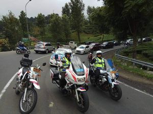 Libur Lebaran, Lalin Arah Puncak Macet 8 Km Libur Lebaran, Lalin Arah Puncak Macet 8 Km