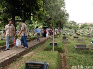 TPU Karet Bivak Ramai Peziarah di Hari Kedua Lebaran