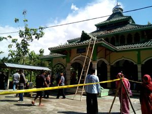 Balon Udara Jatuh ke Masjid di Ngawi, Warga Lihat Ada 7 di Langit Balon Udara Jatuh ke Masjid di Ngawi, Warga Lihat Ada 7 di Langit