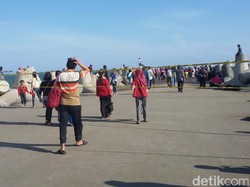 Bahaya! Pengunjung Pantai Glagah Abaikan Garis Aman demi Berfoto