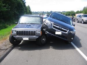 Kesal Disalip, Pengendara Subaru Ini Tabrak Mobil yang Menyalipnya