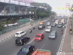 Traffic Update: Puncak ke Jakarta Macet, Jembatan Ampera Ramai Lancar