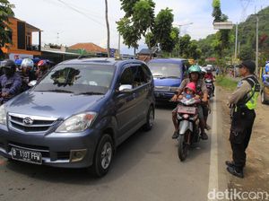Kendaraan Menuju Objek Wisata di Ciwidey Bandung Mengular Kendaraan Menuju Objek Wisata di Ciwidey Bandung Mengular