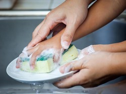 Tak Disangka, Trik Ini Bikin Anak Mau Bantu Beres-beres Rumah