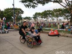 Menikmati Petang di Taman Waduk Pluit yang Kian Ciamik