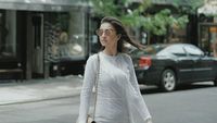 Raline Shah Tampil Sensual di Jalanan Kota New York