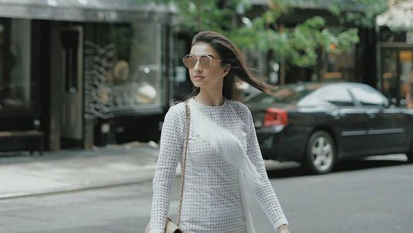Raline Shah Tampil Sensual di Jalanan Kota New York