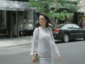 Raline Shah Tampil Sensual di Jalanan Kota New York