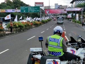 Kawasan Puncak Padat, Keluar Gerbang Tol Ciawi Macet 5 Km Kawasan Puncak Padat, Keluar Gerbang Tol Ciawi Macet 5 Km